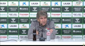 Manuel Pellegrini, entrenador del Real Betis acude a la Rueda de Prensa. |Fuente: YT(@RealBetisBalompie)
