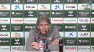 Manuel Pellegrini atiende a los medios de comunicación en la rueda de prensa previa al partido frente al Real Madrid. | Fuente: YT (@Real Betis Balompié)