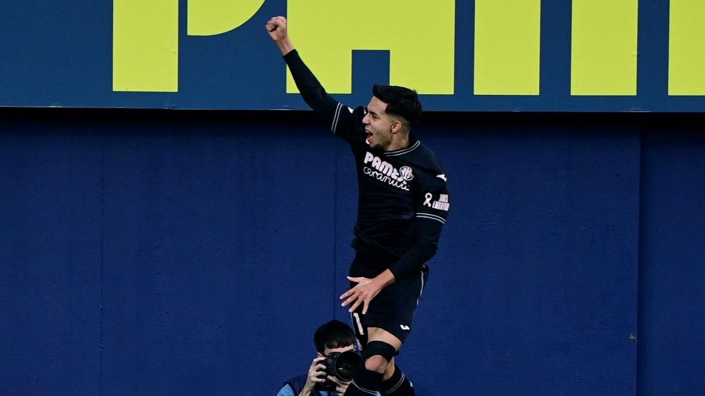Ilias celebrando un gol
