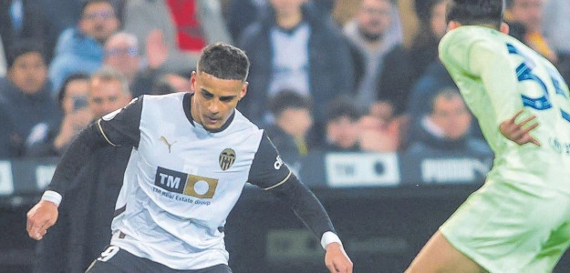 Max Aarons ante el FC Barcelona