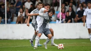 Disputa de balón entre el Castilla y el Racing - La Voz de Galicia