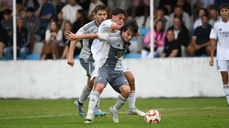 Disputa de balón entre el Castilla y el Racing - La Voz de Galicia