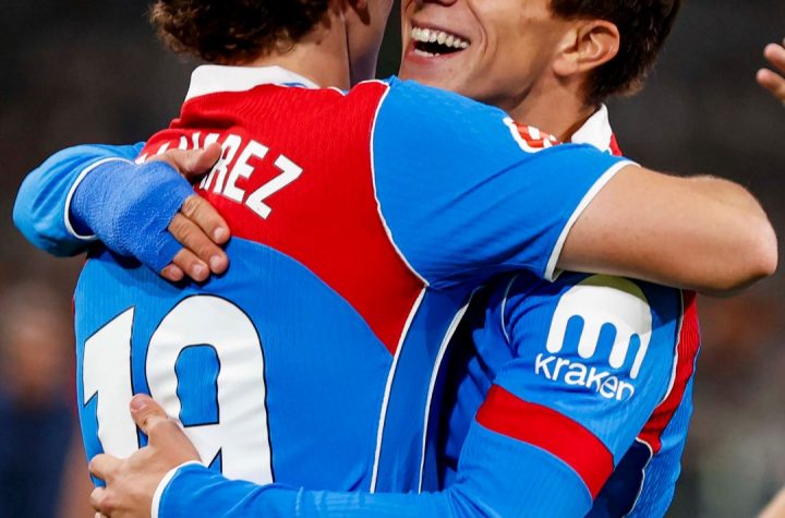 Julián Álvarez y Simeone celebran un tanto.