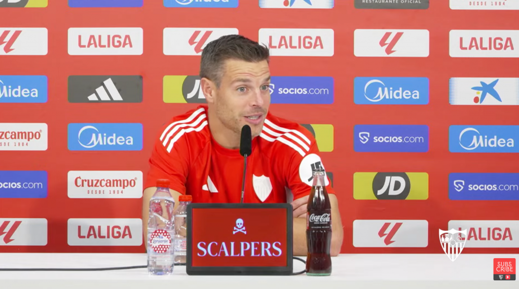 Azpilicueta en la rueda de prensa