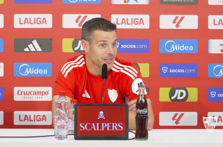 Azpilicueta en la rueda de prensa