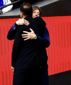 Abrazo de Simeone y Almeyda