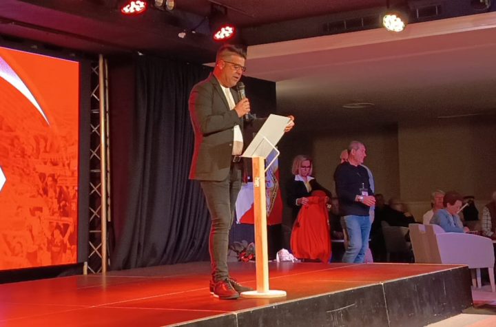 Carlos Jiménez en la presentación del acto.